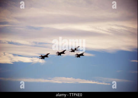 Low angle view of fighter avions volant dans le ciel au cours de l'aéronautique Banque D'Images