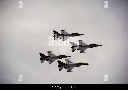 Low angle view des avions dans un ciel clair au cours de l'aéronautique Banque D'Images