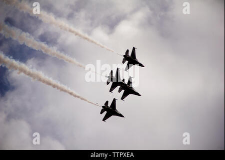 Low angle view of avions militaires au cours d'aéronautique à ciel nuageux Banque D'Images