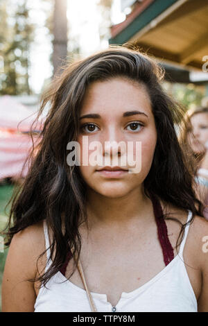 Close-up portrait of teenage girl with long hair Banque D'Images