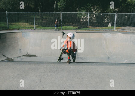 Au parc de planche à roulettes planche à roulettes frères Banque D'Images