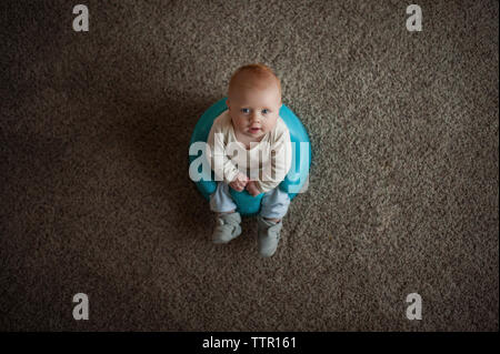 High angle portrait of boy assis sur son fauteuil à la maison Banque D'Images