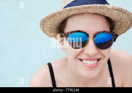 Portrait of happy woman wearing sunglasses Banque D'Images
