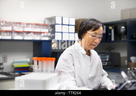 Senior female scientist working in laboratory Banque D'Images