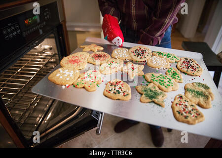 Senior man holding christmas en plaque à la maison Banque D'Images