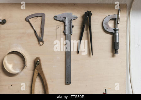 Portrait d'outils à main sur la table en bois en atelier Banque D'Images