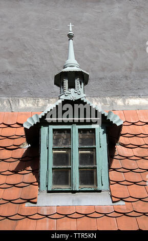 La fenêtre d'un des petites maisons dans la Ruelle d'or au château de Prague Banque D'Images