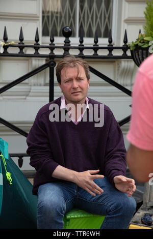 Londres, Royaume-Uni. 17 juin 2019. Richard Ratcliffe en grève de la faim en face de l'ambassade d'Iran à Londres pour protester contre la détention de son épouse Nazanin Zaghari en Iran sur les allégations d'espionnage. Crédit : Joe Keurig / Alamy Banque D'Images