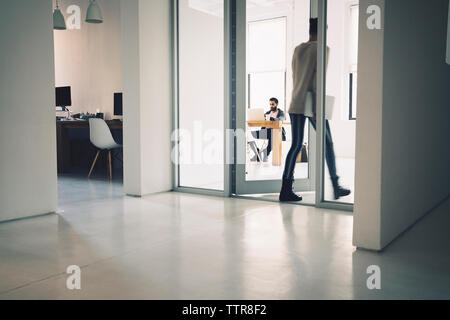 femme d'affaires entrant dans le bureau Banque D'Images