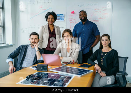 Portrait of smiling business people par panneau solaire modèles sur 24 Banque D'Images