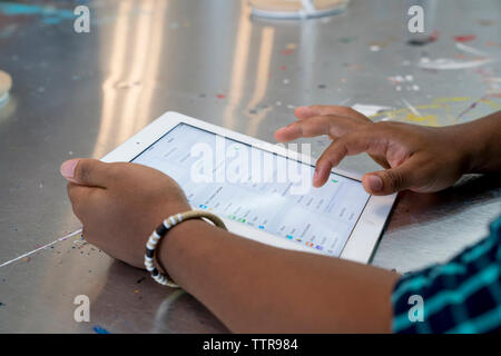 Portrait of businessman using tablet computer Banque D'Images