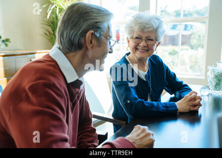 Happy senior couple sitting au bureau du conseiller financier Banque D'Images