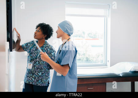 Les médecins à la télévision à l'écran tout en travaillant en salle d'examen Banque D'Images