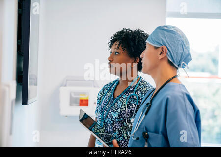 Les médecins à la télévision à l'écran tout en travaillant à l'hôpital Banque D'Images