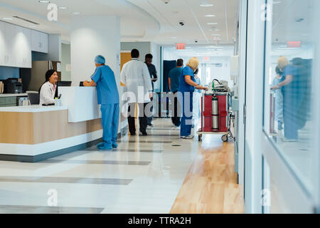 Des médecins travaillant à l'hôpital Banque D'Images