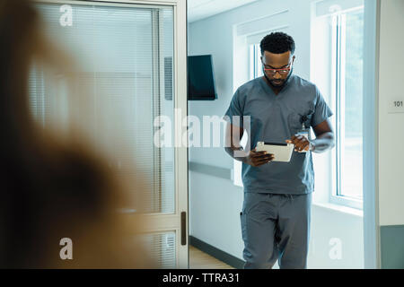 Doctor using tablet computer in hospital Banque D'Images