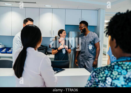 Les médecins ayant discussion à la réception de l'hôpital Banque D'Images