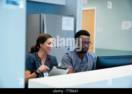 Les médecins à la recherche à l'ordinateur de bureau tout en travaillant à l'hôpital Banque D'Images