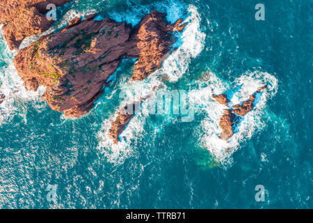 Vue aérienne de rochers en mer pendant la journée ensoleillée Banque D'Images