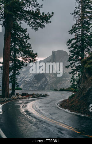 Route sinueuse de montagne vide contre au Yosemite National Park Banque D'Images