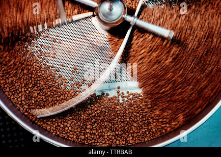 Vue aérienne de grains de café dans une rôtissoire Banque D'Images