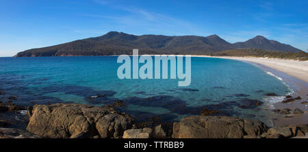 Panorama de Wineglass Bay sur la péninsule de Freycinet sur la côte Est de la Tasmanie, Australie tourisme voyage destination. Banque D'Images