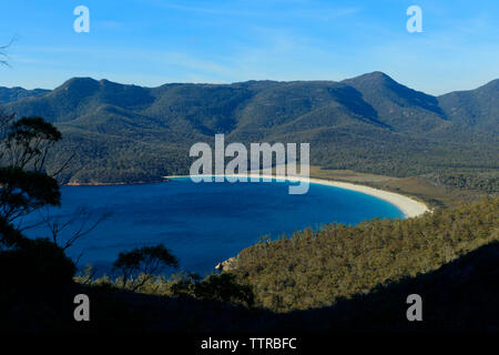 Wineglass Bay sur la péninsule de Freycinet sur la côte Est de la Tasmanie, Australie destination tourisme voyage Banque D'Images