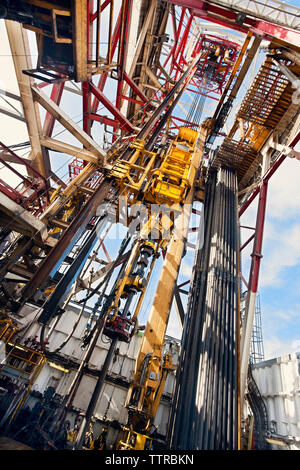 Low angle view l'appareil de forage à l'industrie pétrolière Banque D'Images