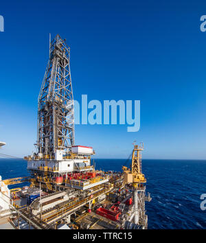 Navire de forage en mer contre ciel bleu clair Banque D'Images