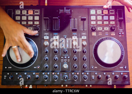 Mains de femmes cultivées mixage DJ sound on table in recording studio Banque D'Images