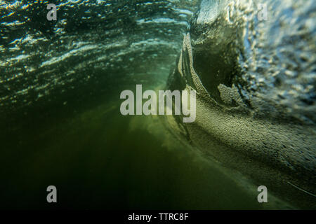 Low angle view of wave splashing in sea Banque D'Images