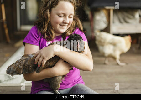 Happy girl réalisation hen Banque D'Images