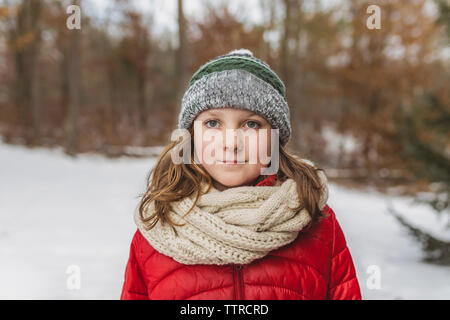 Close-up of girl wearing vêtement chaud pendant l'hiver Banque D'Images