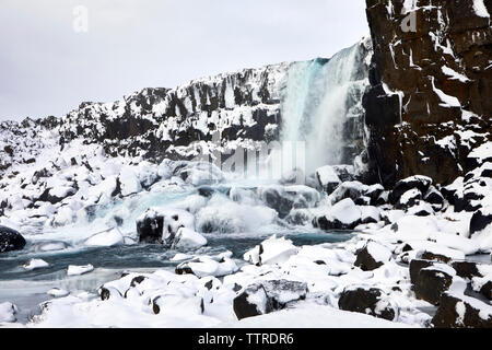 Vue panoramique de cascade en hiver Banque D'Images