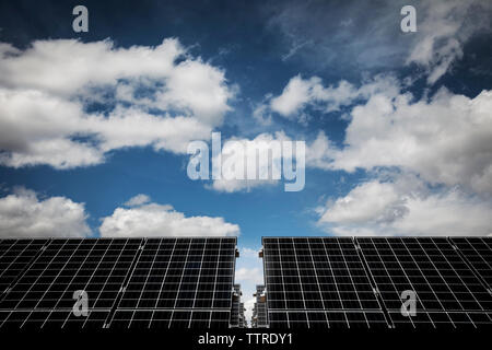 Low angle view of solar panels against sky Banque D'Images
