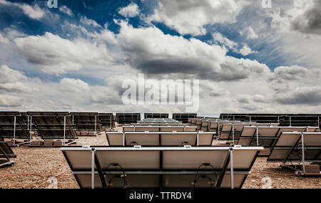 Panneaux solaires sur domaine against sky Banque D'Images