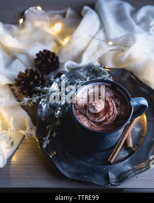 Portrait de café avec de la crème et la cannelle en poudre sur la table Banque D'Images