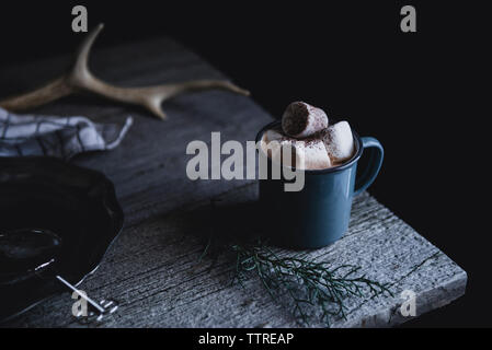 Tasse de chocolat chaud avec de la guimauve sur table en bois Banque D'Images