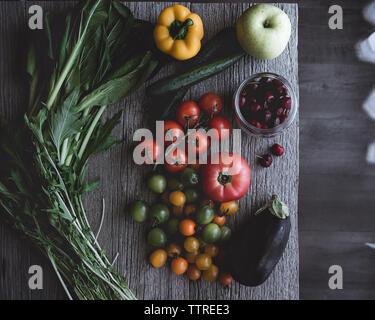 Vue aérienne de fruits et légumes sur la table Banque D'Images