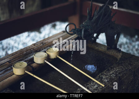 Portrait de louches sur fontaine japonaise Banque D'Images