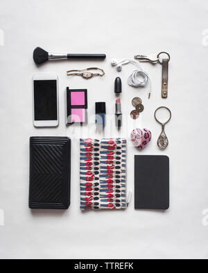 Portrait d'accessoires disposés sur fond blanc Banque D'Images