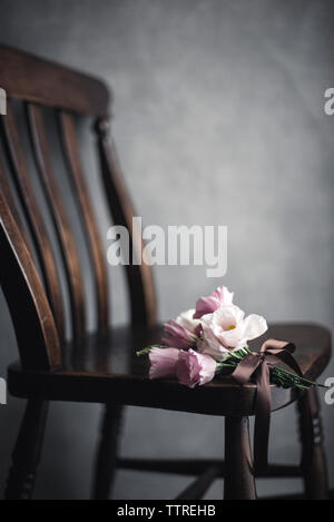 Bouquet de fleurs sur la chaise en bois dans la pièce Banque D'Images