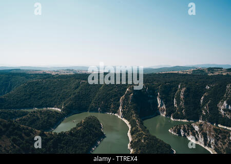 Vue panoramique du lac de montagnes contre ciel clair au cours de journée ensoleillée Banque D'Images