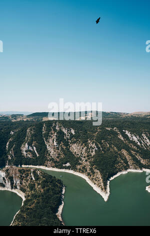 Vue panoramique du lac de montagnes contre le ciel bleu clair au cours de journée ensoleillée Banque D'Images