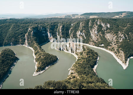 Portrait du lac de montagnes contre ciel clair au cours de journée ensoleillée Banque D'Images