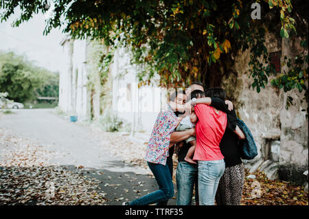 Faire place au famille heureuse en se tenant sur le street Banque D'Images