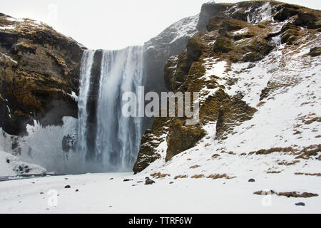 Vue idyllique de Skogafoss chute pendant l'hiver Banque D'Images