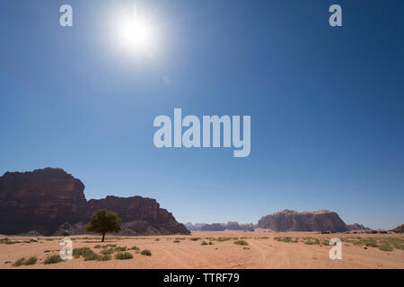 Vue panoramique du désert contre ciel bleu clair Banque D'Images