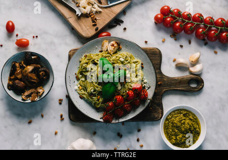 Vue de dessus le spaghetti cuit dans la plaque avec des ingrédients sur la table Banque D'Images