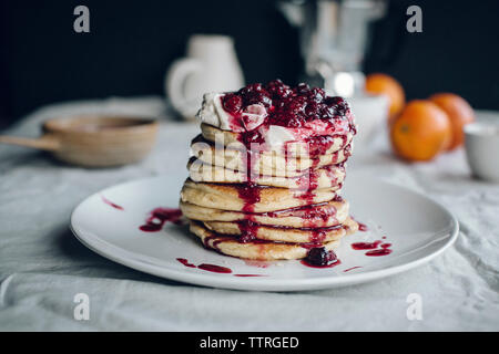 Close-up of pancakes servis dans la plaque sur la table Banque D'Images